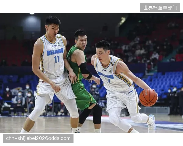 双方核心内线半场展开高效对攻，比分紧咬预示决战激烈。